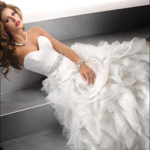 Wedding dress - Picture 3 of 3